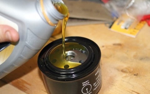 Заливаем масло в фильтр и смазываем уплотнительное кольцо