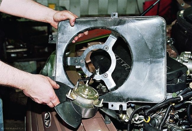 Процесс замены двигателя вентилятора радиатора ВАЗ-2110