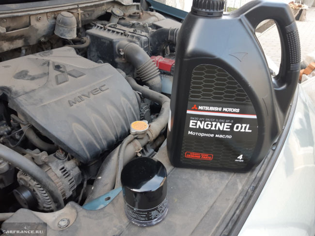 Фирменное масло ENGINE OIL 5W/30 артикул MZ320757 для мотора автомобиля Митсубиси Лансер 9