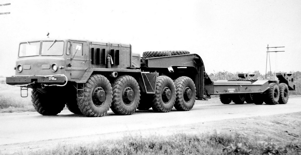 Тягач МАЗ-537Г со штатным полуприцепом МАЗ-5247Г (из архива НИИЦ АТ)