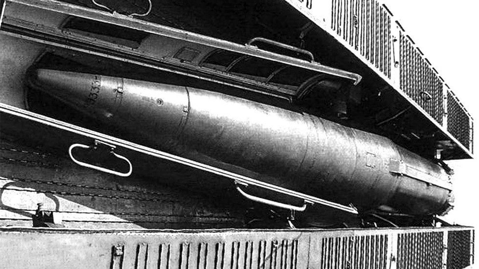 Размещение ракеты 9М714 в корпусе с раздвинутыми створками крыши (фото M. Gyurosi)