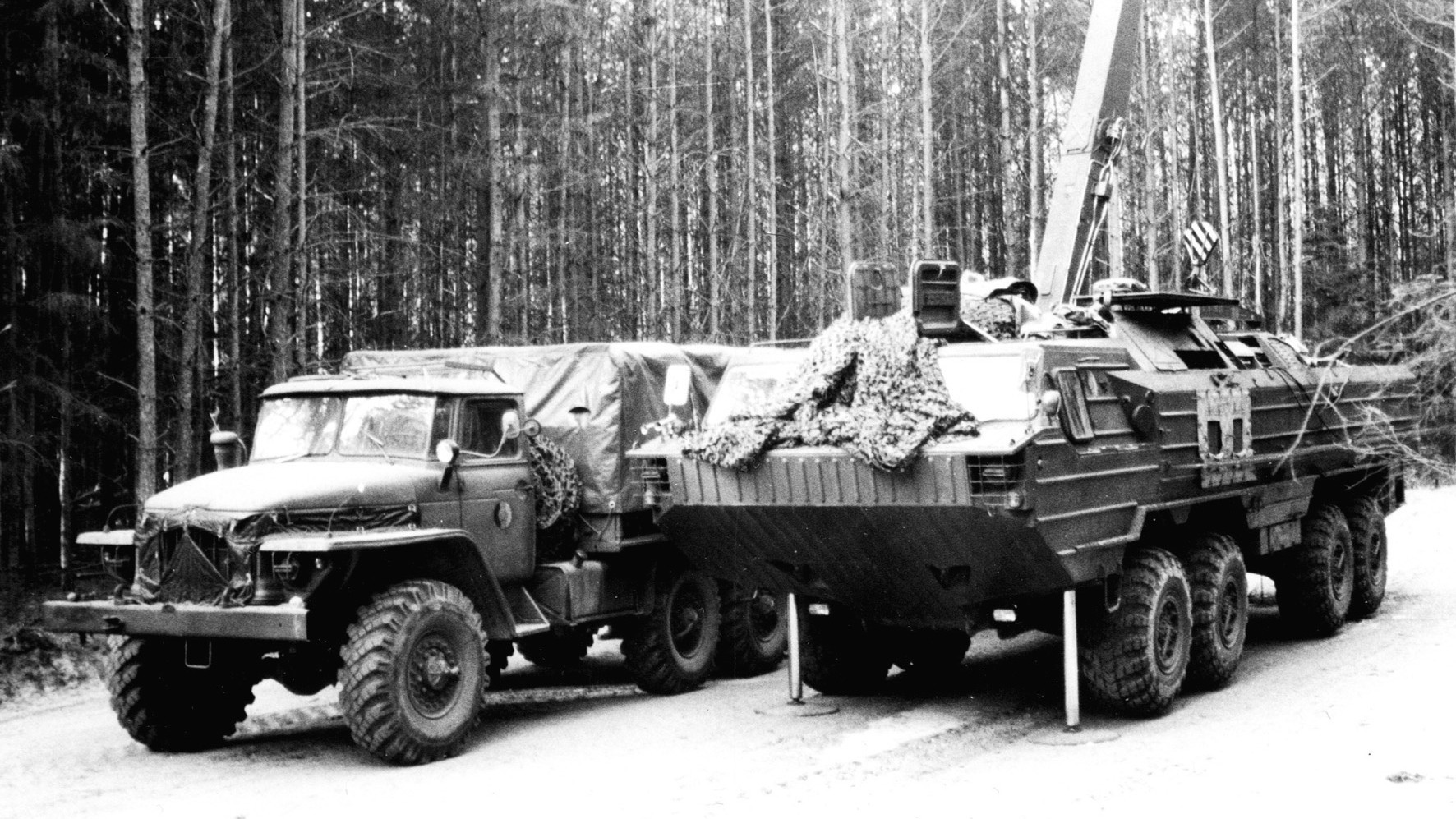 Перегрузка боеголовки из грузовика на ТЗМ 9Т230 с 5-тонным краном (из архива автора)