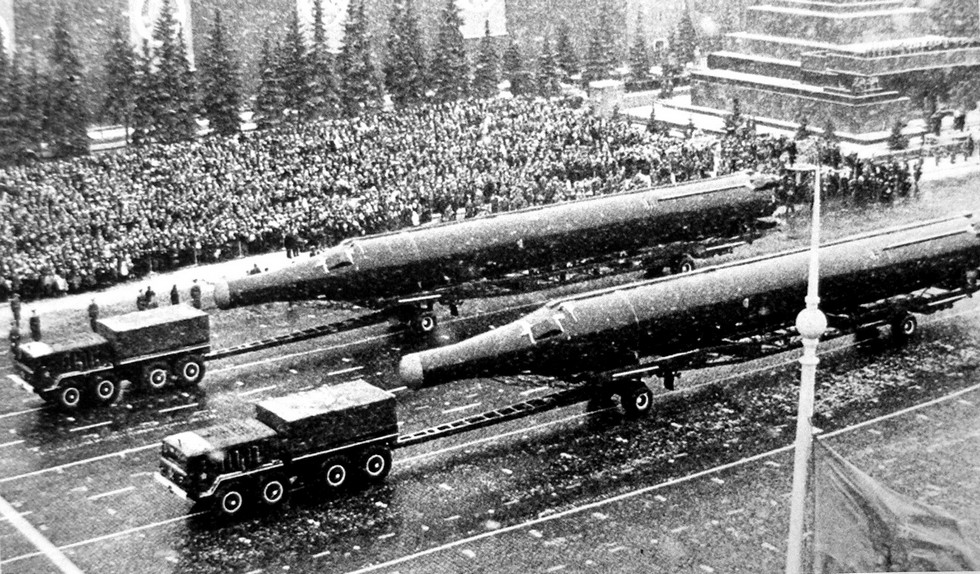Тягачи МАЗ-537А с баллистическими ракетами Р-36 на Красной площади