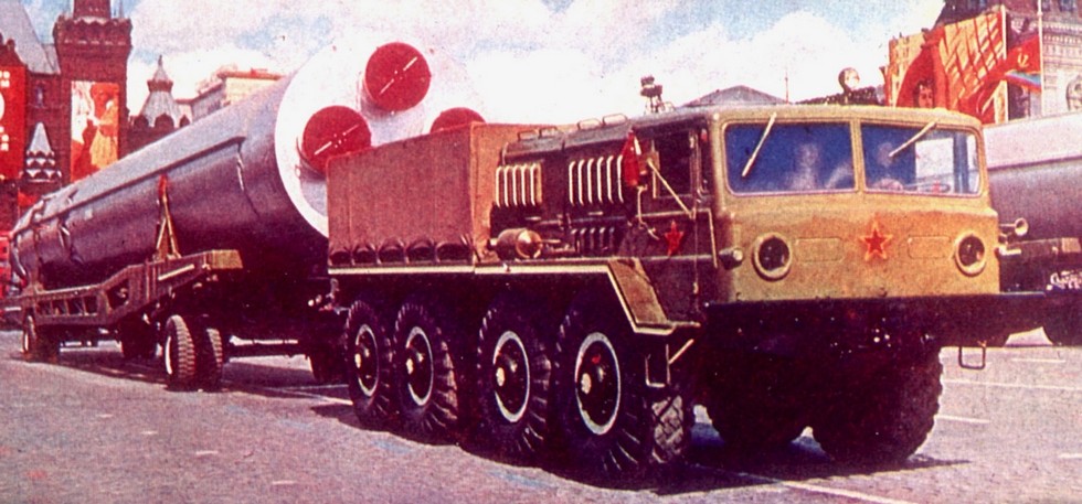 Балластный тягач МАЗ-535А с тележкой для баллистической ракеты ГР-1