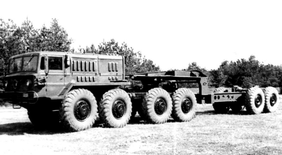 МАЗ-535В со штатным 25-тонным полуприцепом МАЗ-5248 (из архива СКБ-1 МАЗ)