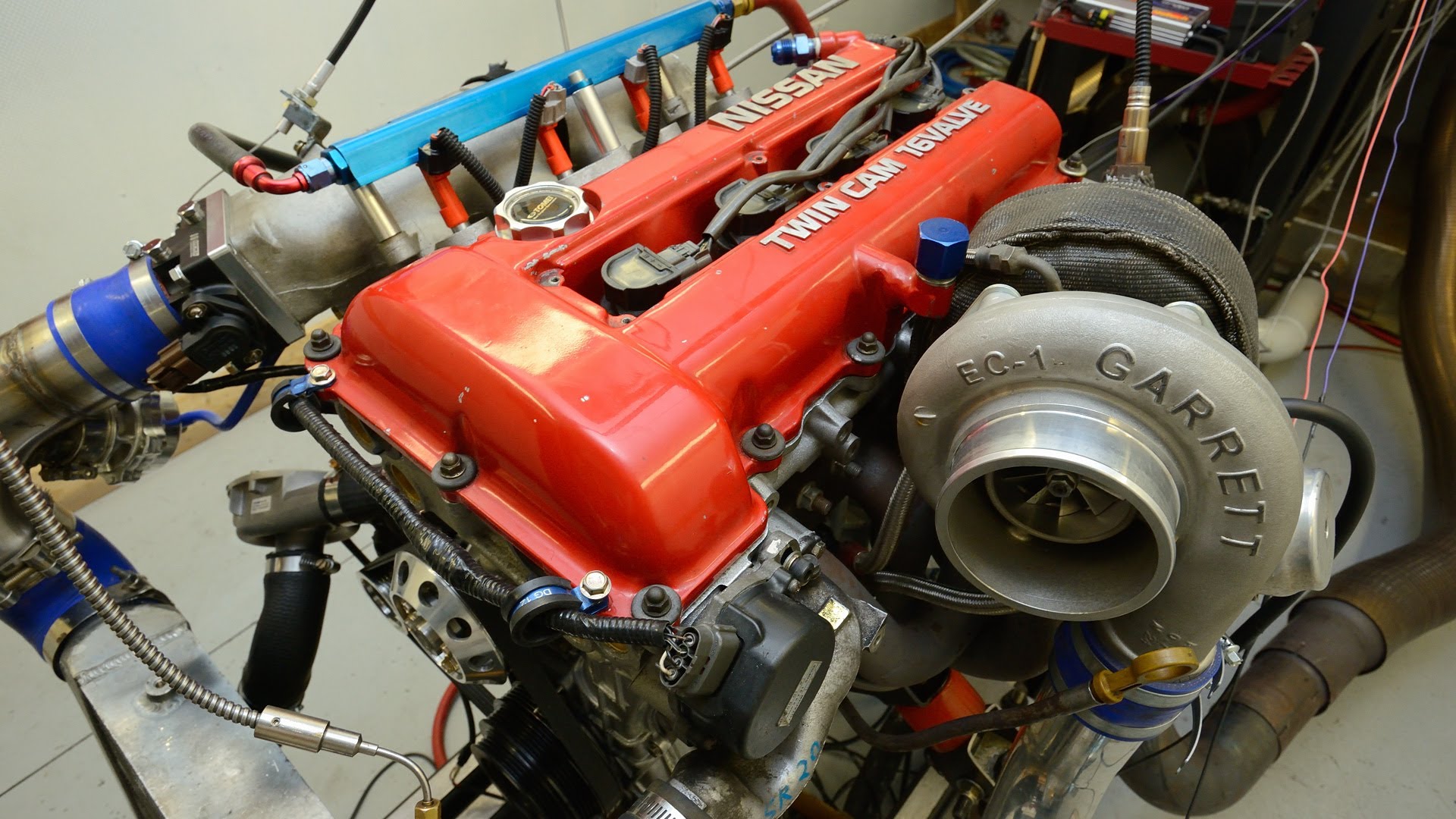 Демонтированный двигатель SR20DE