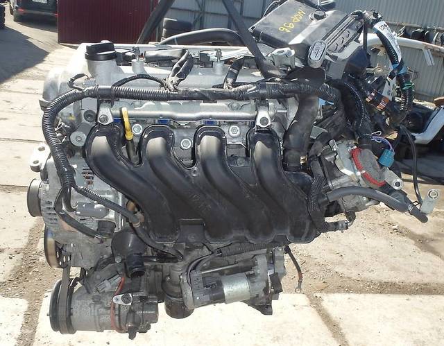 Демонтированный двигатель 2NZ FE